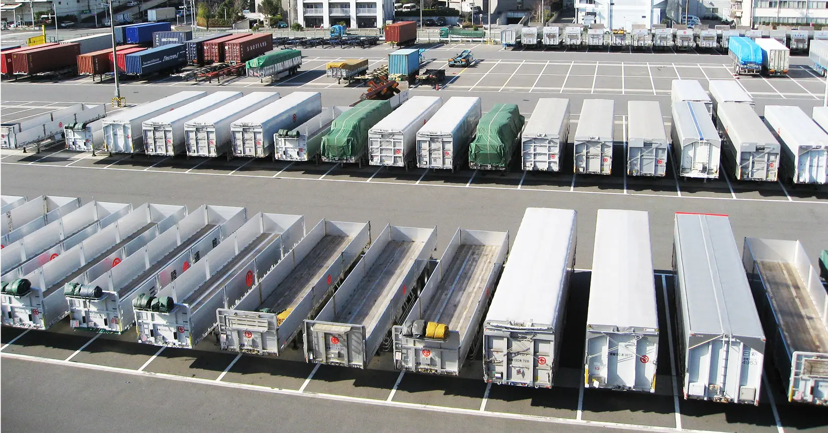 3,300台を超えるトレーラーは国内では最大級