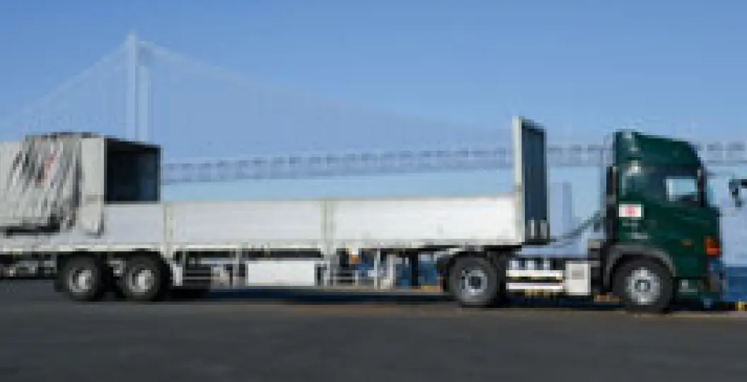 13mアコーディオン式トレーラー（右：開放状態）