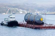 台船による石油精製圧力容器の輸送の写真